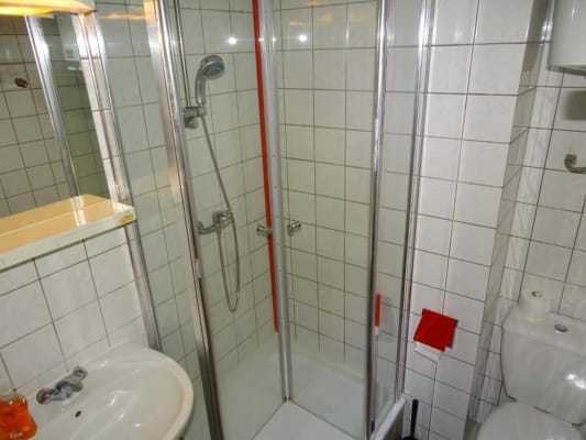 Studio Furnished studio with kitchenette and private bathroom image 3