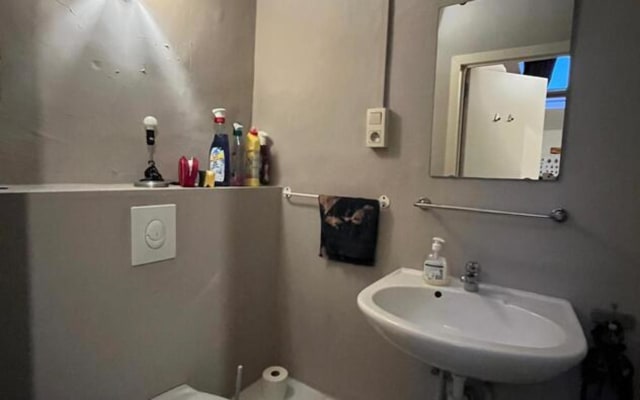 Studio Studio with private shower/bath, private toilet and private kitchen Immagine 4