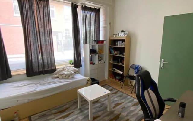 Sala Room with shared bath/shower and shared toilet imagem 3