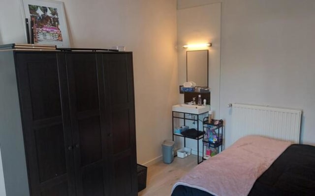 Kamer Room with shared bath/shower and shared toilet foto 1