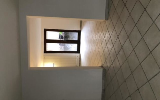 Sala Studio with private shower/bath, private toilet and private kitchen imagem 3