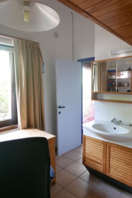 Sala Kot dans le quartier des Bruyères, près du lac imagem 3