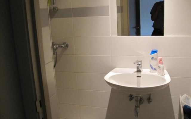 Oda Room with shared bath/shower and shared toilet resim 4