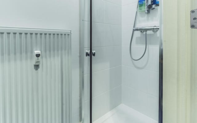 Sala Room with private shower/bath and private kitchen imagem 5