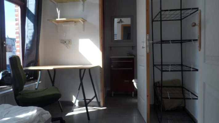 Camera AGREABLE KOT LUMINEUX AVEC SALLE DE BAIN ET WC PRIVES DANS UN APT AVEC 2 AUTRES ETUDIANTES - MONS CENTRE Immagine 1