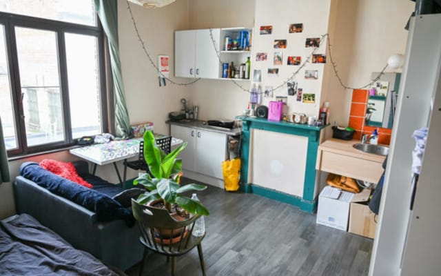 Chambre Room with shared bath/shower and shared toilet image 2