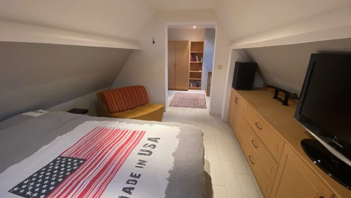Sala Chambre spacieuse dans maison cosy + jardin - libre 1/2/25 imagem 1