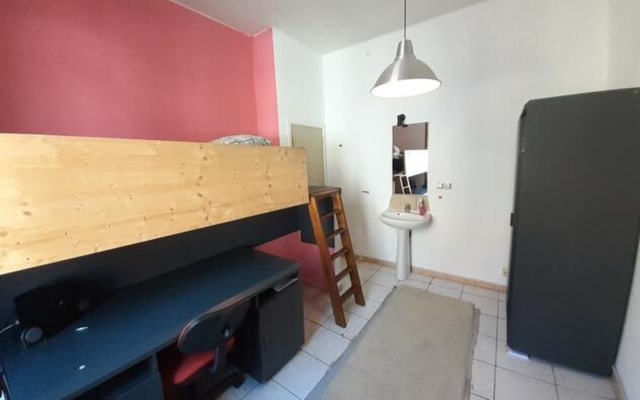 Oda Room with shared bath/shower and shared toilet resim 2