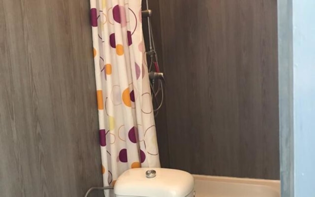 Kamer Room with shared bath/shower and shared toilet foto 2