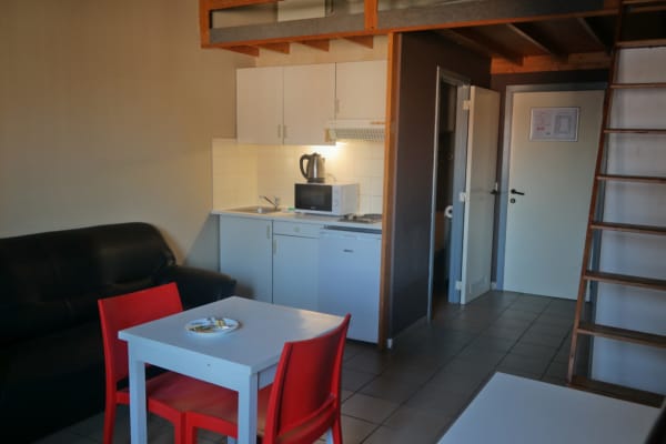 Studio Furnished studio - 2x single beds with own kitchen and bathroom (min. 3 months) image 2