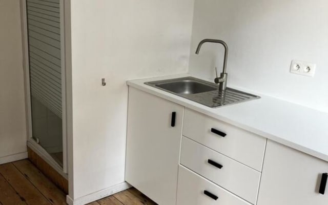 Oda Room with private shower/bath and private kitchen resim 2