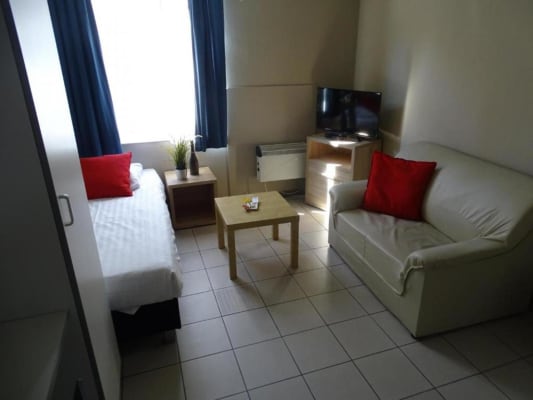 Estudio Gemeubelde studio voor 12 maanden met eigen keuken en private badkamer. €689 All-Inn! De residentie beschikt over een grote tuin met barbecue mogelijkheden, ideaal om uw vrije tijd en vrije uren door te brengen in de zon. Gratis Wifi beschikbaar! imagen 2