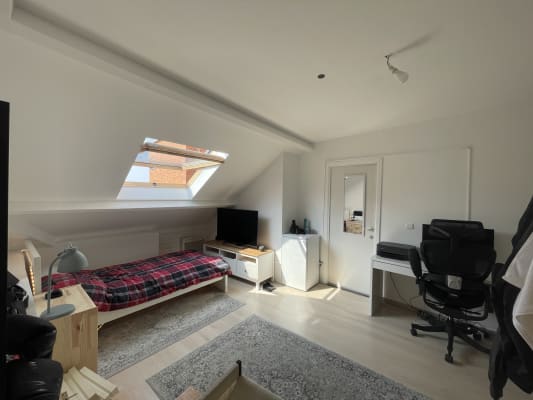 Ev Charmant Kot à louer – 16 m² – Hyper lumineux avec Velux ! resim 5