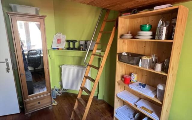 Chambre Room with shared bath/shower and shared toilet image 1