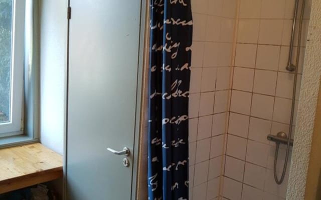 Studio Studio with private shower/bath, private toilet and private kitchen Bild 1