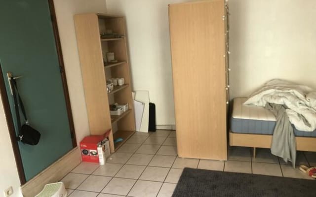Sala Room with private shower/bath and private toilet imagem 1