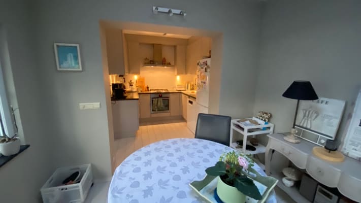 Sala Chambre spacieuse dans maison cosy + jardin - libre 1/2/25 imagem 2