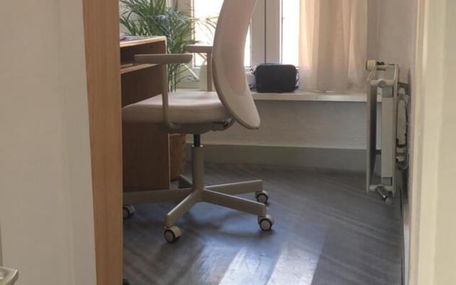 Oda Room with shared bath/shower and shared toilet resim 2