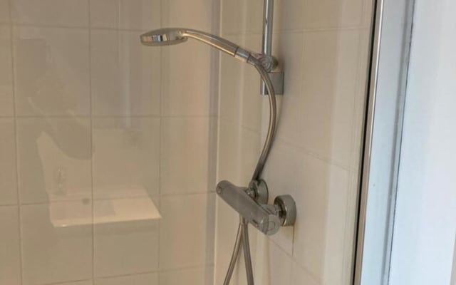 Kamer Room with private shower/bath and private toilet foto 4