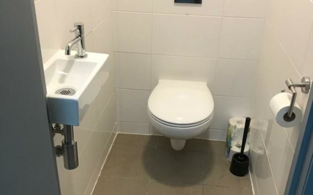 Zimmer Room with shared bath/shower and shared toilet Bild 1