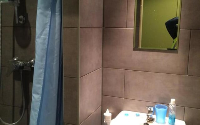 Kamer Studio with private shower/bath, private toilet and private kitchen foto 4