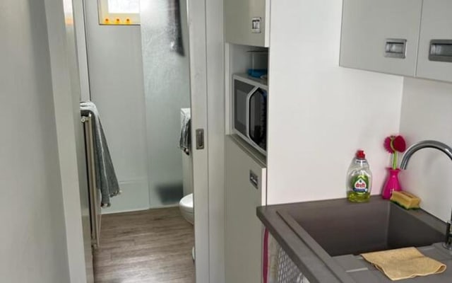 Studio Studio with private shower/bath, private toilet and private kitchen foto 1