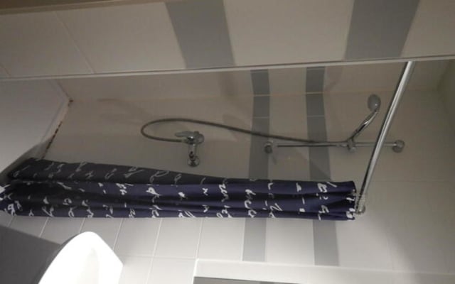 Oda Room with shared bath/shower and shared toilet resim 3
