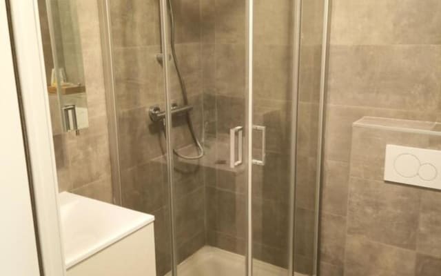 Oda Room with private shower/bath and private toilet resim 2