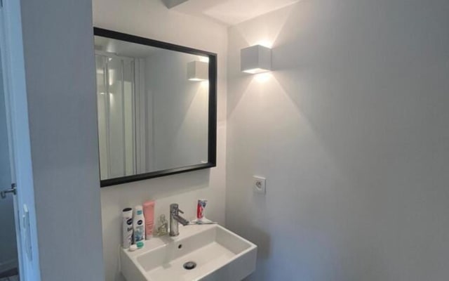 Cuarto Studio with private shower/bath, private toilet and private kitchen imagen 1