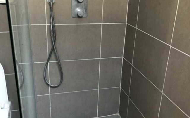 Kamer Room with shared bath/shower and shared toilet foto 3