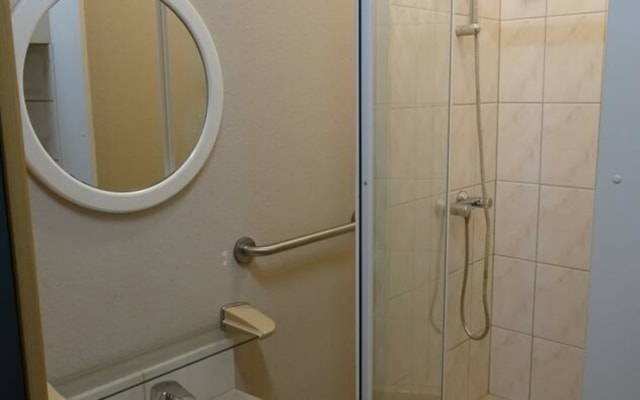 Oda Room with private shower/bath and private kitchen resim 4