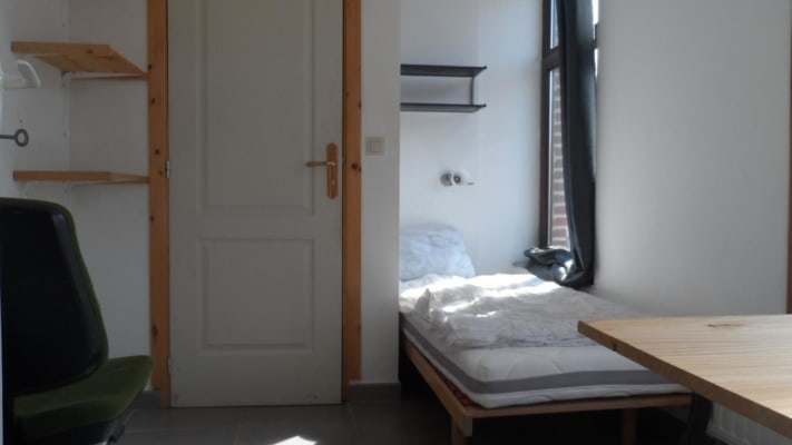 Kamer AGREABLE KOT LUMINEUX AVEC SALLE DE BAIN ET WC PRIVES DANS UN APT AVEC 2 AUTRES ETUDIANTES - MONS CENTRE foto 3