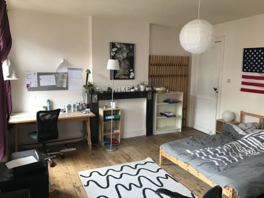 Oda Beaux kots spacieux en très bon état dans une belle maison de maître, dans une rue calme de Charleroi, proche des écoles, des transports en commun et des commerces. resim 2