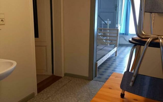 Studio Studio with private shower/bath, private toilet and private kitchen Bild 1