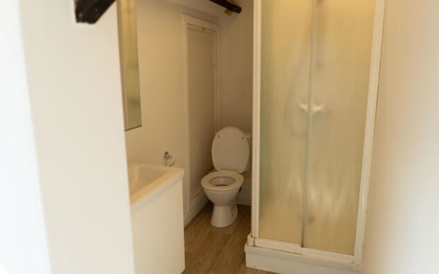 Kamer Room with private shower/bath and private toilet foto 2