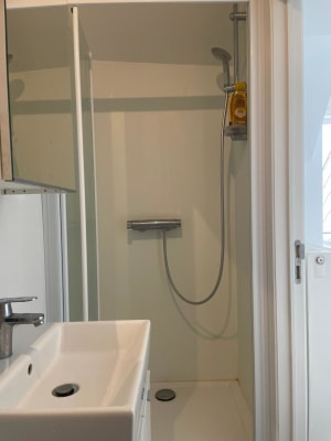 Sala Goedgelegen kot met terras te huur imagem 1