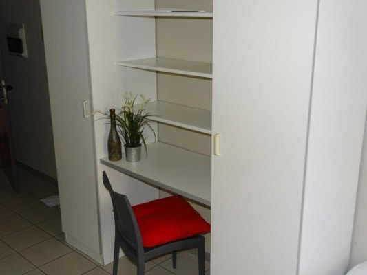 Estudio Gemeubelde studio voor 12 maanden met eigen keuken en private badkamer. €689 All-Inn! De residentie beschikt over een grote tuin met barbecue mogelijkheden, ideaal om uw vrije tijd en vrije uren door te brengen in de zon. Gratis Wifi beschikbaar! imagen 1