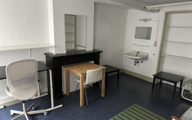 Camera Room with shared bath/shower and shared toilet Immagine 2