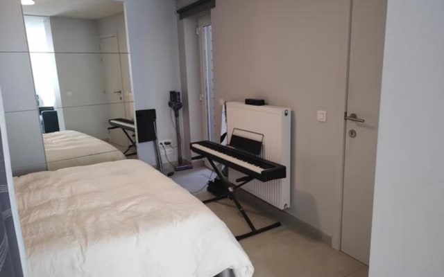 Estúdio Studio with private shower/bath, private toilet and private kitchen imagem 2