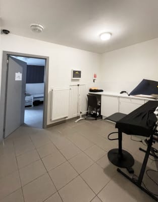 Kamer Ruim 3 slaapkamer appartement met gedeelde living en keuken foto 5