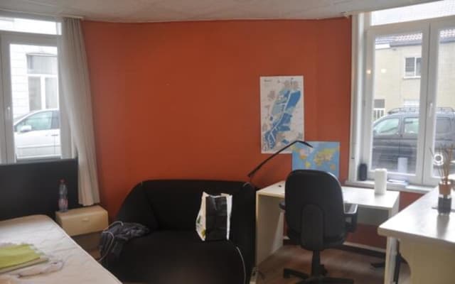 Sala Room with private shower/bath and private toilet imagem 1