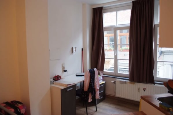 Stüdyo Kot étudiant 1er étage (A2) dans le centre-ville de Namur resim 1