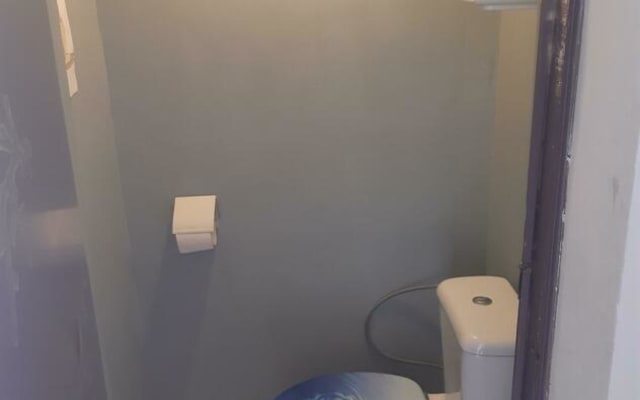 Cuarto Room with shared bath/shower and shared toilet imagen 1