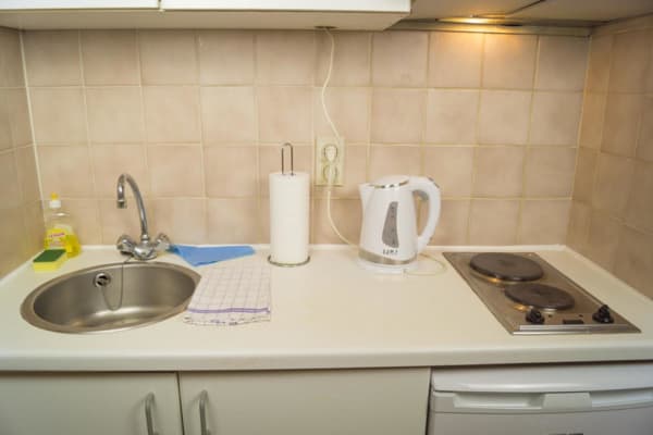 Sala Gemeubileerde studio - 2x eenpersoonsbedden met eigen keuken en badkamer (min. 3 maanden) imagem 1