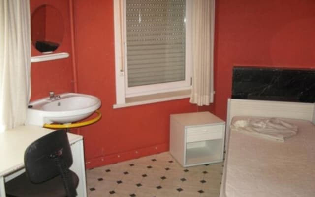 Chambre Room with shared bath/shower and shared toilet image 3