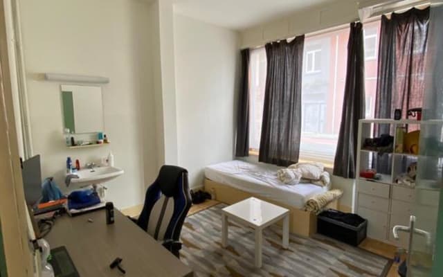 Sala Room with shared bath/shower and shared toilet imagem 2