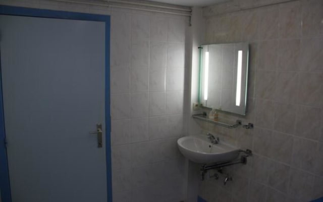 Chambre Room with shared bath/shower and shared toilet image 1