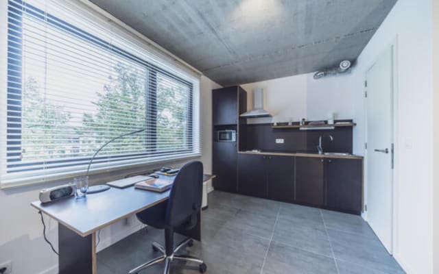 Sala Room with private shower/bath and private kitchen imagem 4