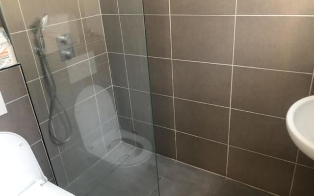 Kamer Room with shared bath/shower and shared toilet foto 1