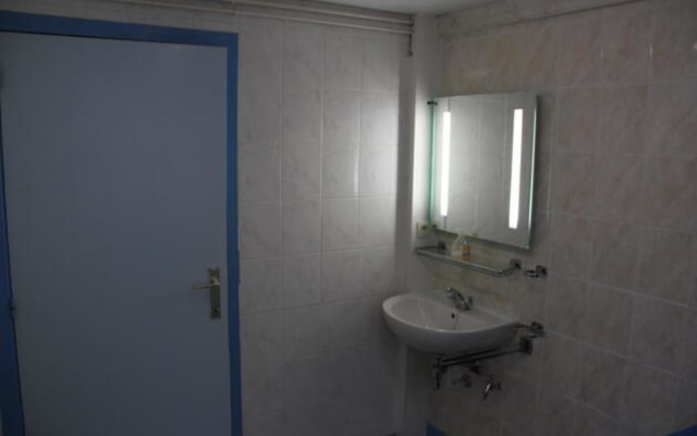 Room Room with shared bath/shower and shared toilet image 4